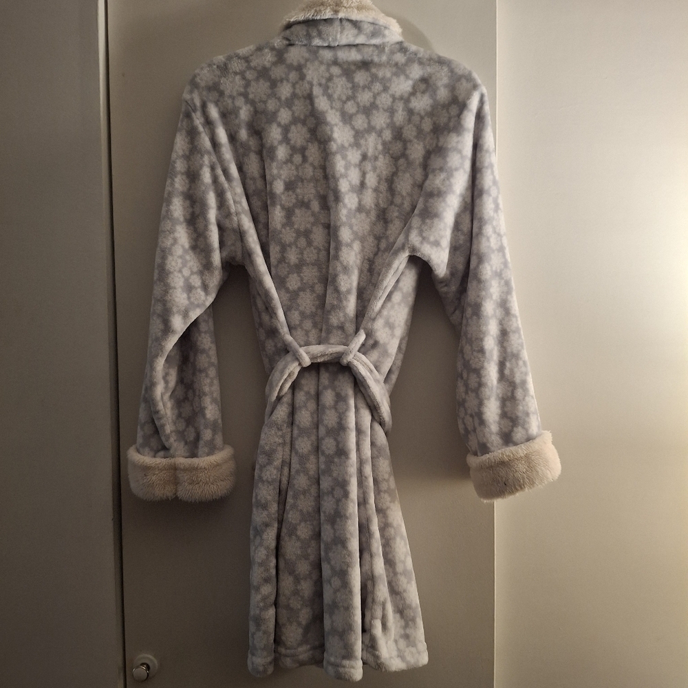 Pajama Drama Gray And White Super Soft Fleece Women's Snowflake Pattern Robe - Picture 3 of 6